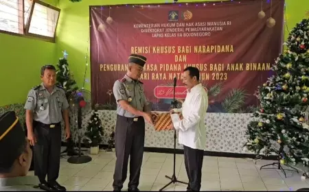 Sugeng Indrawan Serahkan Remisi Khusus Natal Bagi WBP Nasrani Lapas Bojonegoro