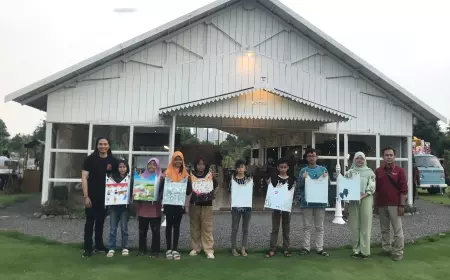 Momen Akhir Tahun Lotus Art Courses Gelar Melukis Bersama dengan Media Damar Kurung