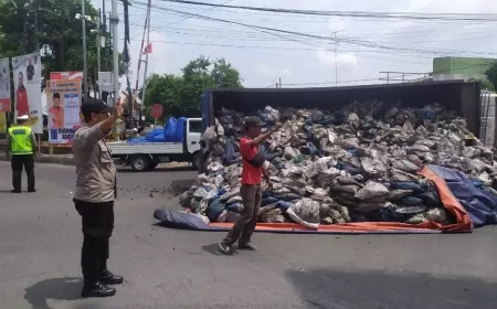 Truk Muatan Batu Bara Terguling Di Jombang