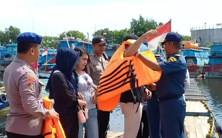 Wisatawan Pulau Gili Naik, KSOP Bagikan Life Jacket