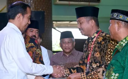 Joko Widodo Serahkan Sertifikat Wakaf di Masjid Agung Sidoarjo