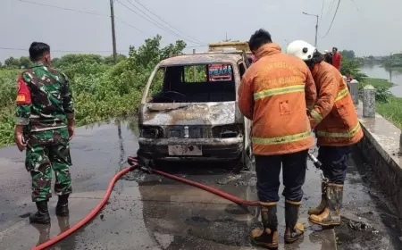 Mobil Pikap Bermuatan Solar Terbakar di Kecamatan Mojoanyar Mojokerto