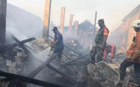 Gudang Pakan Ternak dan Kandang Bebek di Mojokerto Ludes Terbakar