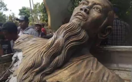Warga Robohkan Patung Ki Begawan di Dua Wisata Sekapuk Gresik