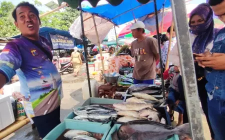 Pasar Ikan Puger Banjir Pengunjung Belanja Ikan untuk Tahun Baru