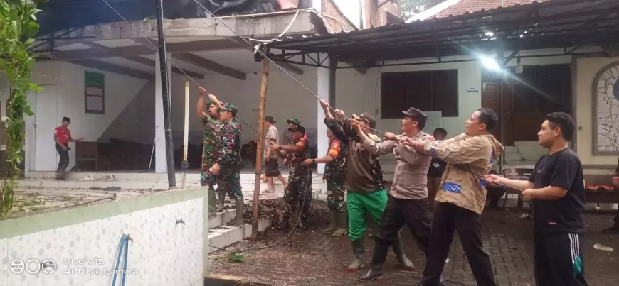 Warga Rugi Puluhan Juta Rupiah Akibat Pohon Tumbang di Jabung, Malang