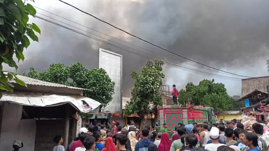 Kebakaran Landa Pasar Leces, Pedagang Kelabakan Amankan Barang Dagangan