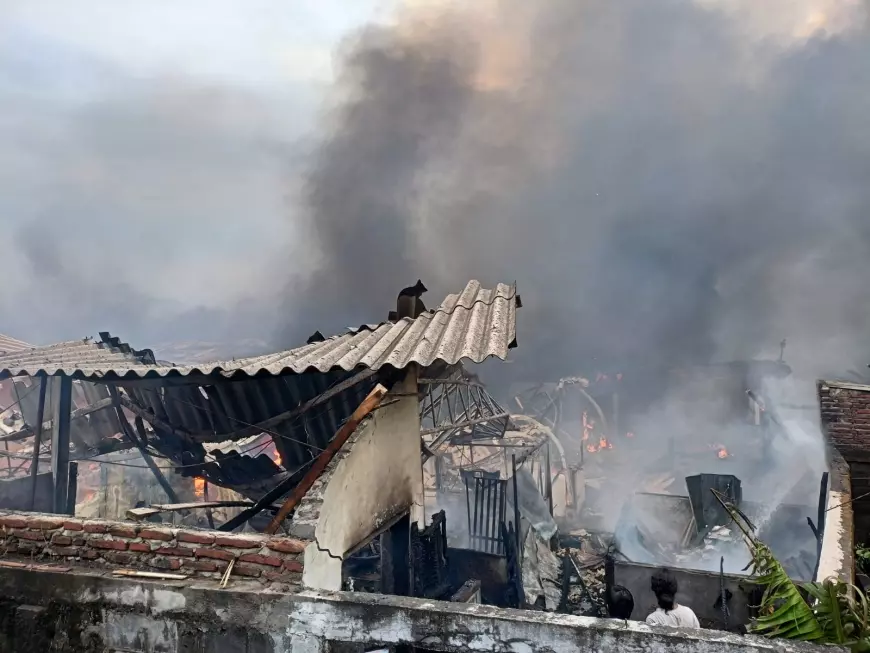 Akibat Kebakaran Pasar Leces, Puluhan Lapak Milik Pedagang Ludes