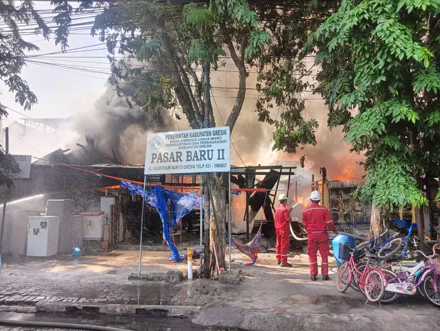 Puluhan Lapak Pedagang di Pasar Baru II Gresik Ludes Terbakar
