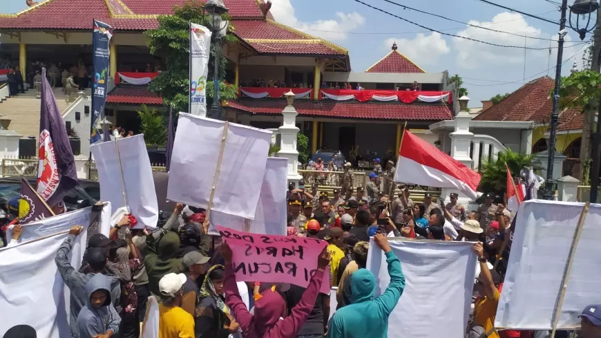 AMLK Tuntut Proses Hukum Dugaan Kades Korupsi di Pendapa Kabupaten Jember