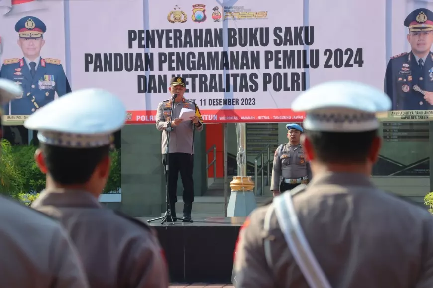Jaga Netralitas, Personel Polres Gresik Dibekali Buku Panduan Pengamanan Pemilu 2024