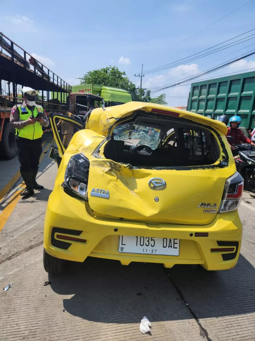 Kecelakaan Beruntun di Gresik, Daihatsu Ayla Salip Sisi Kiri Bahu Jalan, Dua Orang Luka-luka