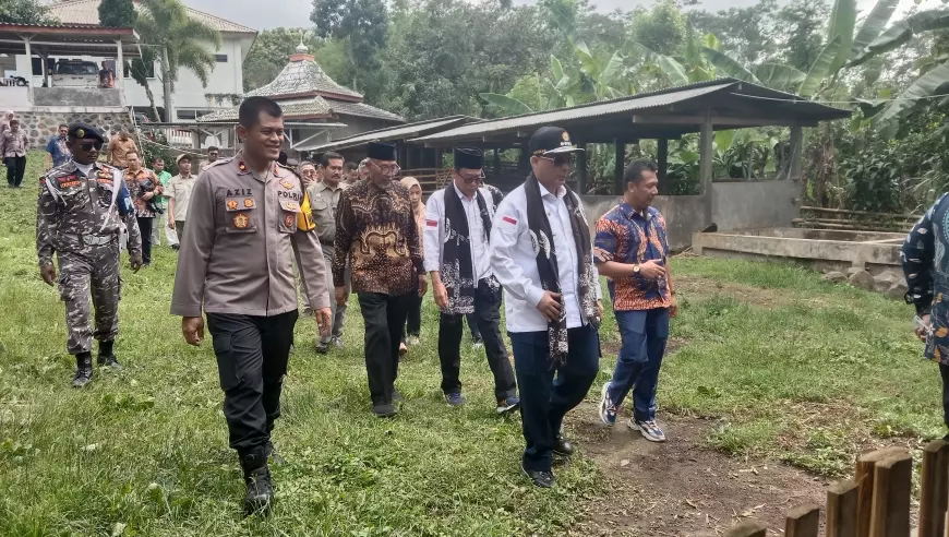 Wamentan Tinjau Ternak Sapi Perah Penyumbang Susu Terbesar di Kabupaten Pasuruan