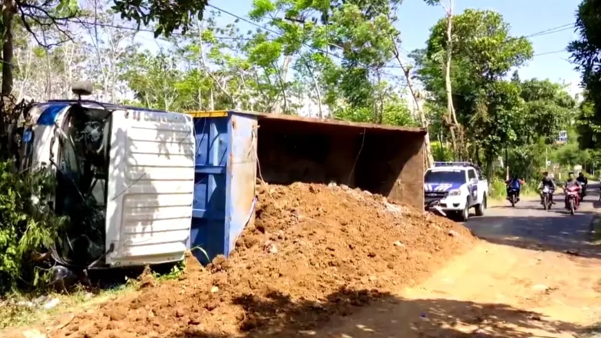 Dump Truk Material Tol Probowangi Sasak Pemotor di Condong
