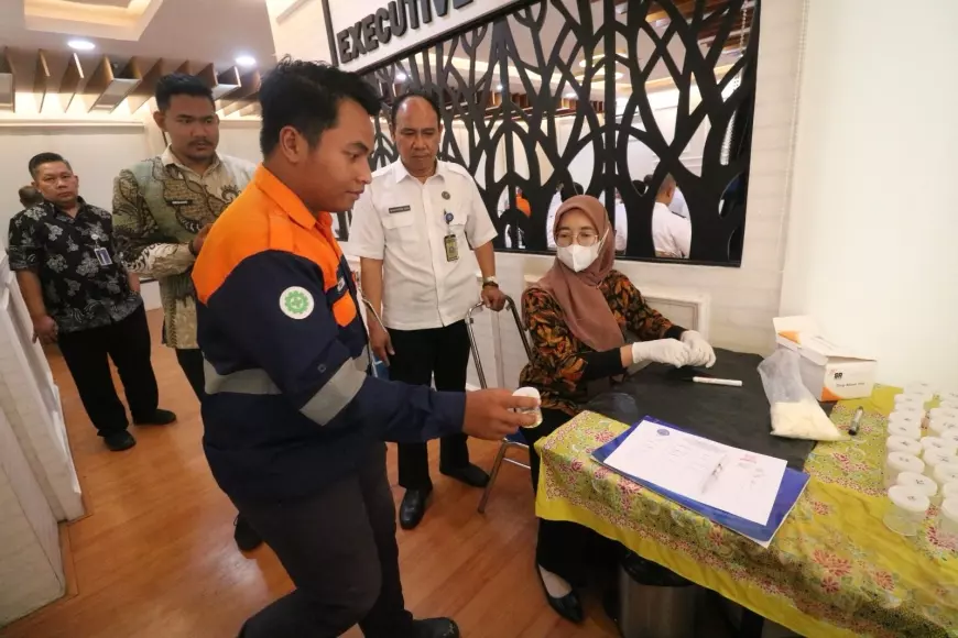 Pekerja KAI Daop 8 Surabaya Jalani Tes Urin Acak, Pastikan Angkutan Nataru 2023/24 Kondusif Bahaya Narkoba