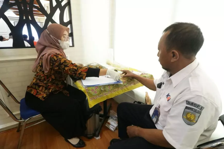 Pekerja KAI Daop 8 Surabaya Jalani Tes Urin Acak, Pastikan Angkutan Nataru 2023/24 Kondusif Bahaya Narkoba