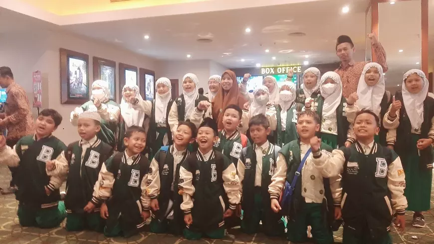 Bentuk Karakter Anak Anti Bullying, SD Khadijah Surabaya Nobar Film Tegar 