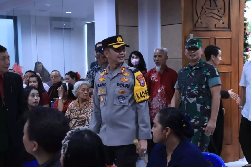 Kapolres AKBP Mario Prahatinto Keliling Gereja di Bojonegoro