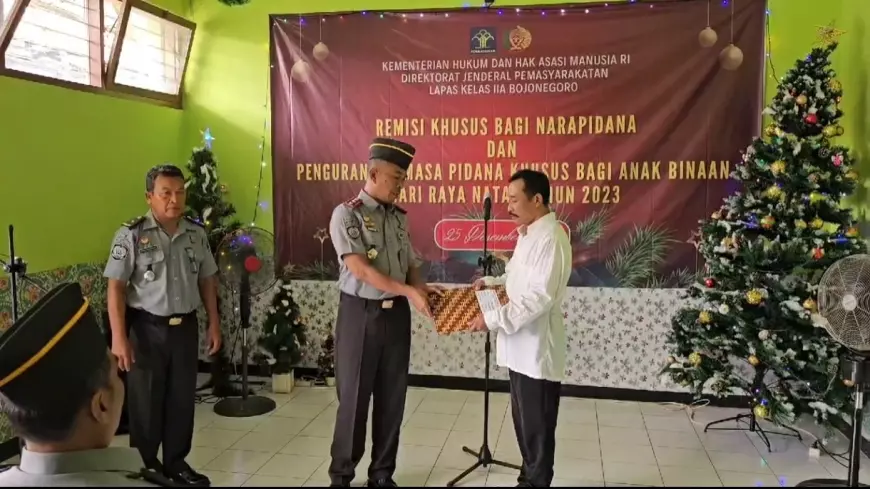 Sugeng Indrawan Serahkan Remisi Khusus Natal Bagi WBP Nasrani Lapas Bojonegoro