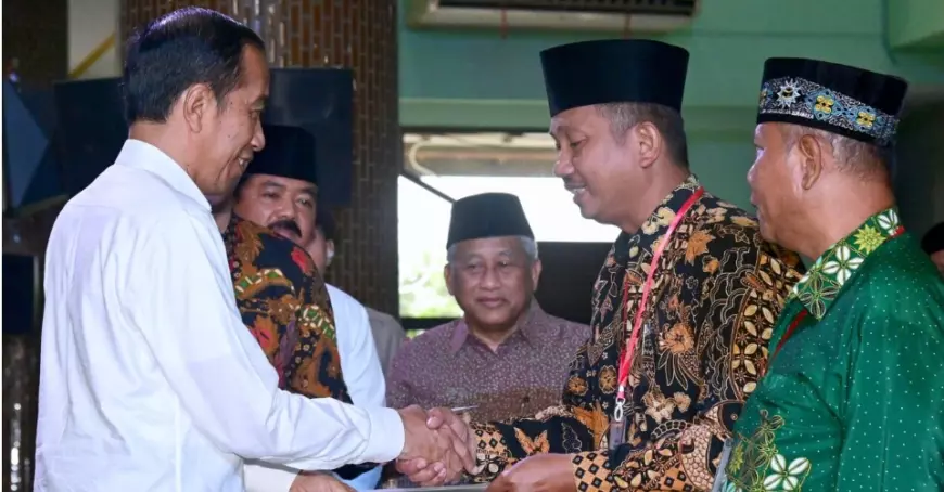 Joko Widodo Serahkan Sertifikat Wakaf di Masjid Agung Sidoarjo