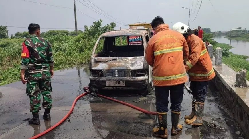 Mobil Pikap Bermuatan Solar Terbakar di Kecamatan Mojoanyar Mojokerto