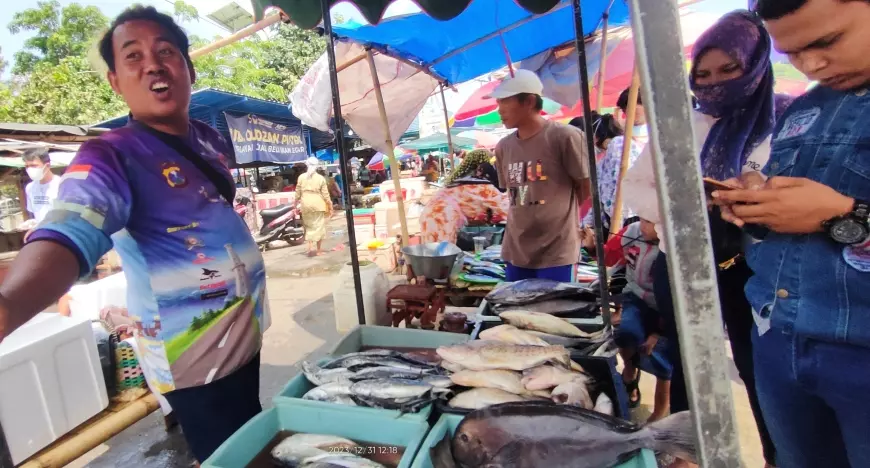 Pasar Ikan Puger Banjir Pengunjung Belanja Ikan untuk Tahun Baru