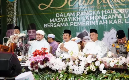 Habib Anis Bin Syahab Pimpin Selawatan Malam Tahun Baru di Lamongan
