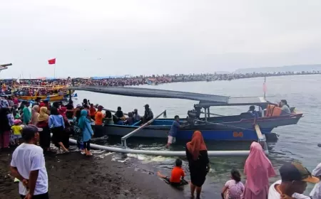 Wisata Perahu Pantai Cemara Jember Ramai Pengunjung