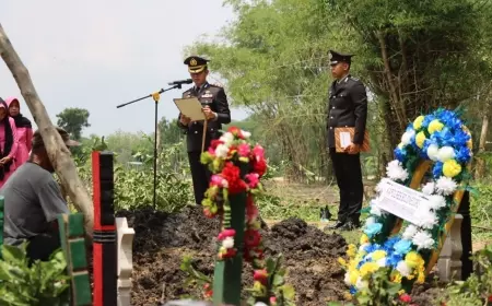 Kapolres Bojonegoro Pimpin Upacara Pemakaman Anggota Yang Meninggal Dunia