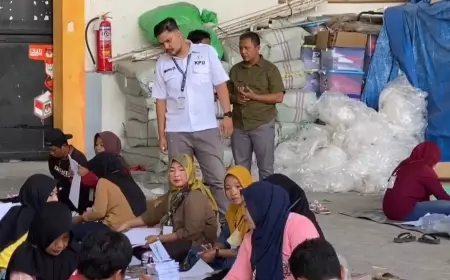 KPU Bojonegoro Mulai Lipat Surat Suara