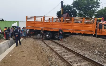 Alami Rem Blong, Truk di Banyuwangi Melintang di Perlintasan Sebidang