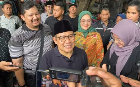 Dampingi Nara Ke Pasar Citra Niaga Jombang, Muhaimin Borong Panganan Lalu Dibagikan