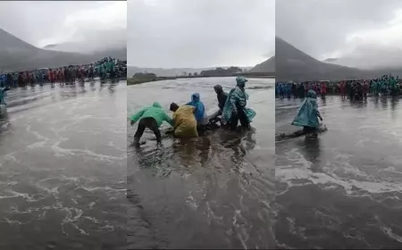 Diguyur Hujan, Pemotor Terjang Arus Deras Jalur Limpasan Bromo