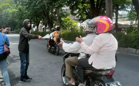 Mahasiswa Surabaya Sebar Pamflet Suarakan Tolak Politik Dinasti dan Pelanggar HAM