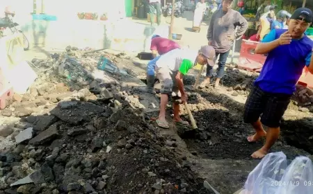Dinas BSBK Normalisasi Saluran Drainase Pasar Induk Bondowoso