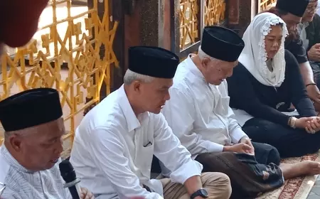 Ganjar Kunjungi Tebuireng Jombang, Ziarah Makam Pendiri NU KH Hasyim Asy'ari