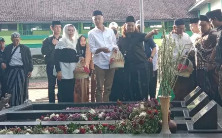 Kunjungi Denanyar Jombang, Ganjar Pranowo Ziarah Makam KH Bisri Syansuri Serta Jumpai Relawan
