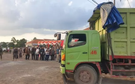 Puluhan Dump Truk Tetap Nyelonong Saat Peresmian Tempat Khusus Parkir di Sidayu Gresik Diresmikan