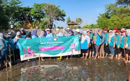 Hari Gerakan Sejuta Pohon, TP PKK Kecamatan Dringu Tanam Bibit Mangrove