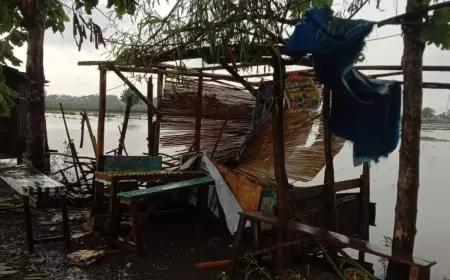 Angin Puting Beliung Porak Porandakan Bangunan Warung di Jombang