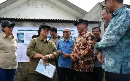 Menteri LHK Siti Nurbaya Bakar Tinjau Lahan Terkontaminasi Limbah B3 Di Jombang