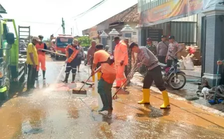 Kekompakan Polisi, TNI dan Warga Bersihkan Lumpur Luapan Sungai Joho Tulungagung