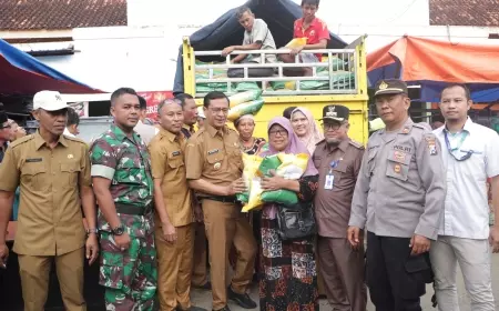 Pj Bupati Pamekasan Bagikan 8 Ton Beras untuk Masyarakat