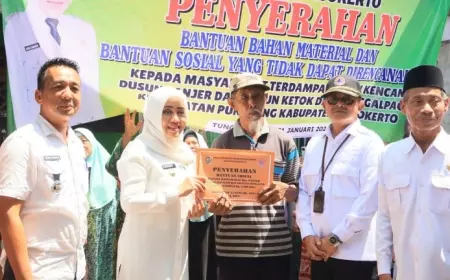 Bupati Mojokerto Berikan Bansos ke Warga Terdampak Angin Puting Beliung