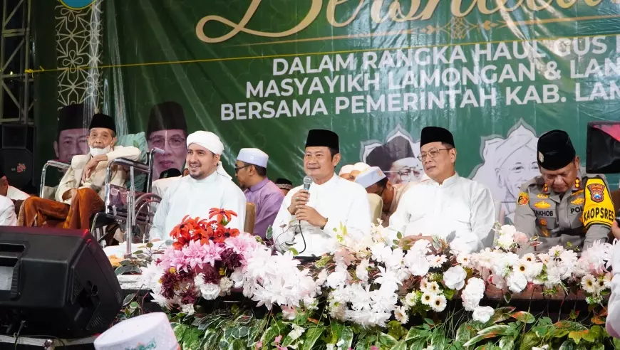 Habib Anis Bin Syahab Pimpin Selawatan Malam Tahun Baru di Lamongan