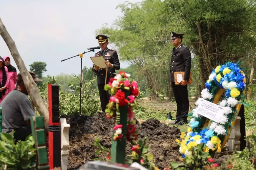 Kapolres Bojonegoro Pimpin Upacara Pemakaman Anggota Yang Meninggal Dunia