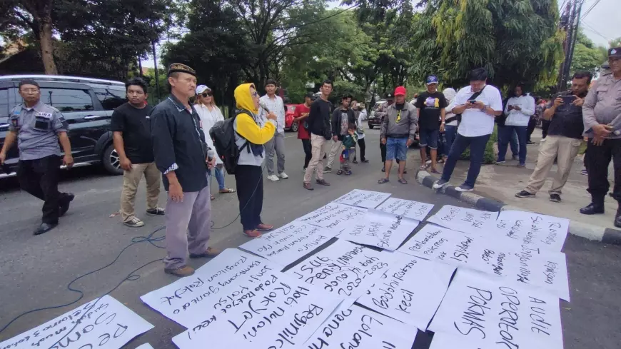 Seniman Pecut Kediri Demo Dugaan Penyelewengan Jasmas Anggota DPRD