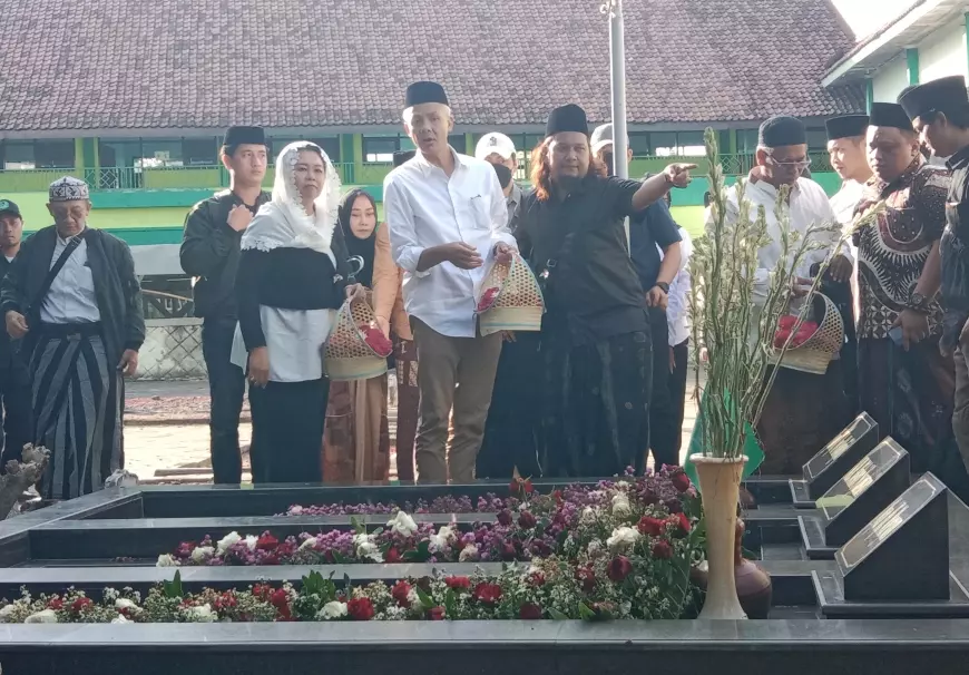 Kunjungi Denanyar Jombang, Ganjar Pranowo Ziarah Makam KH Bisri Syansuri Serta Jumpai Relawan