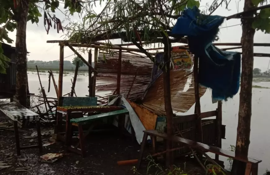Angin Puting Beliung Porak Porandakan Bangunan Warung di Jombang