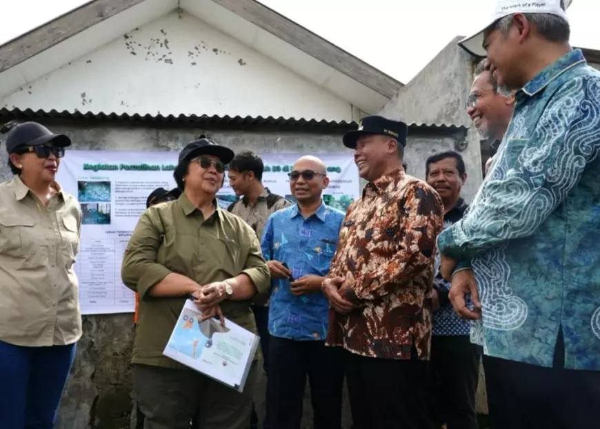 Menteri LHK Siti Nurbaya Bakar Tinjau Lahan Terkontaminasi Limbah B3 Di Jombang